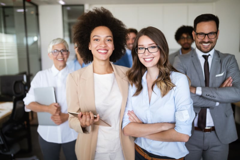 Equipe de travail souriante