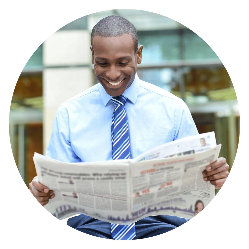 Monsieur en costume lisant le journal