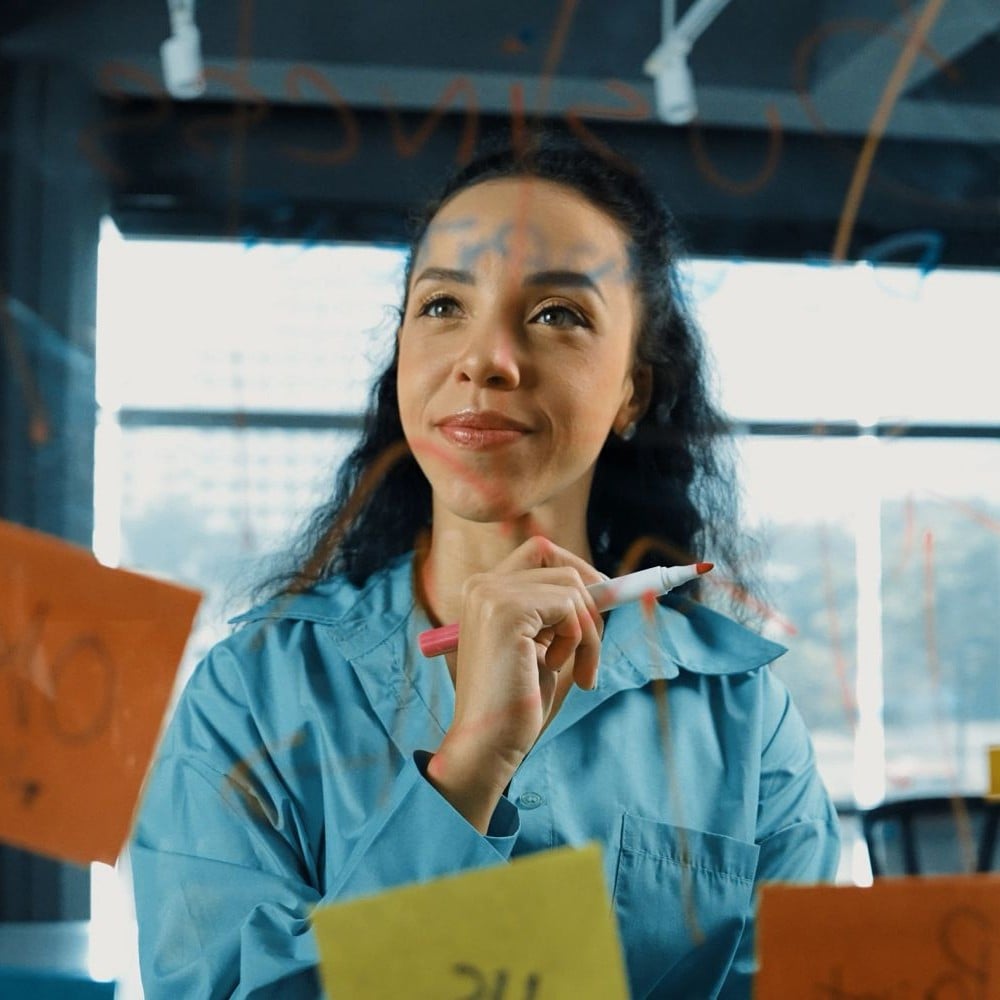 Femme réfléchissant devant un tableau