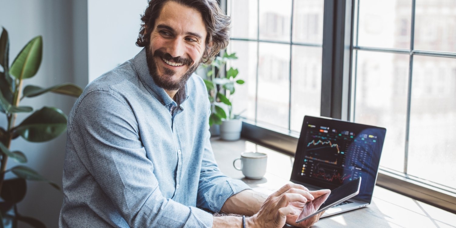 Homme souriant à son bureau