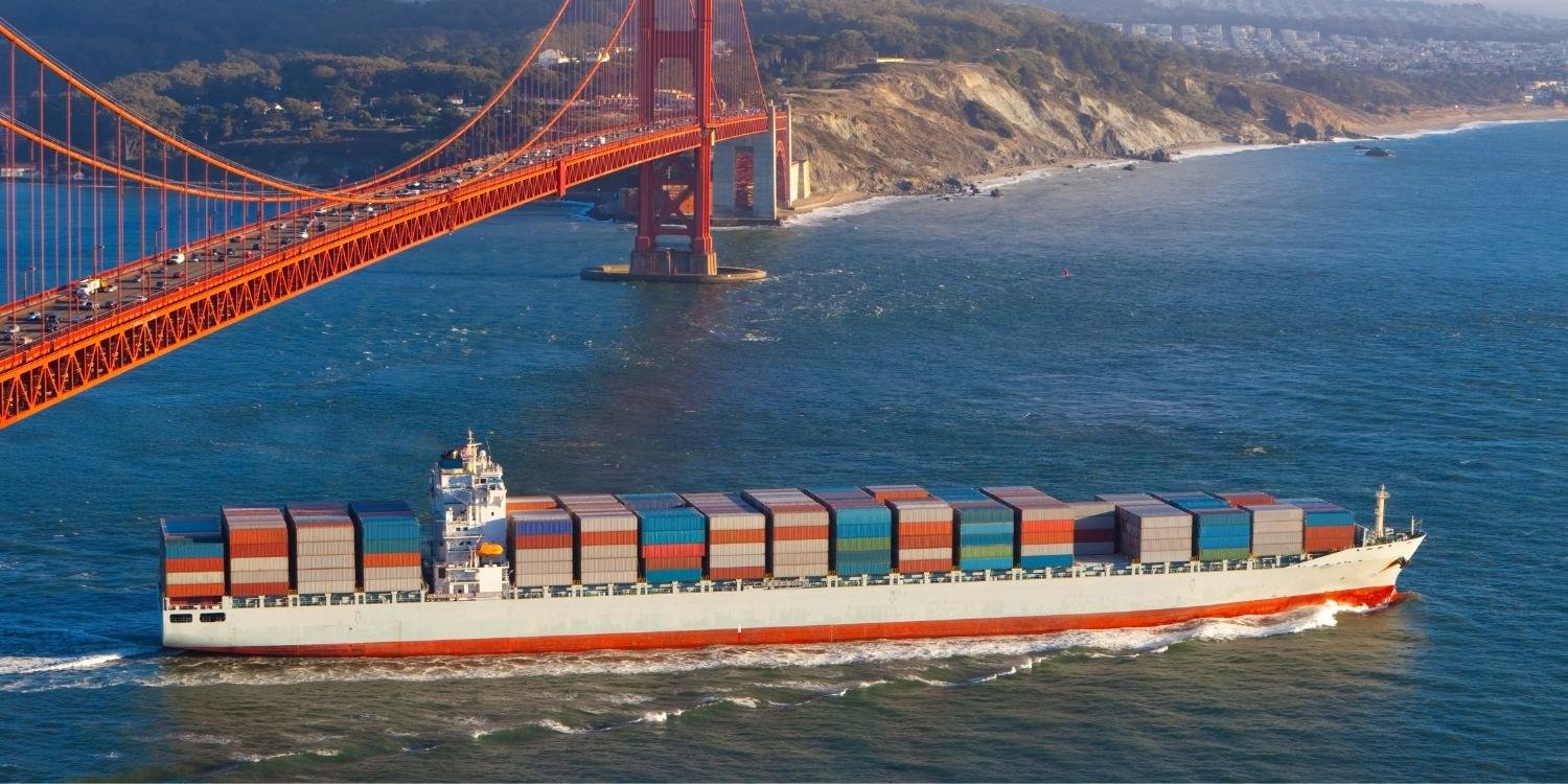 Bateau cargo en navigation