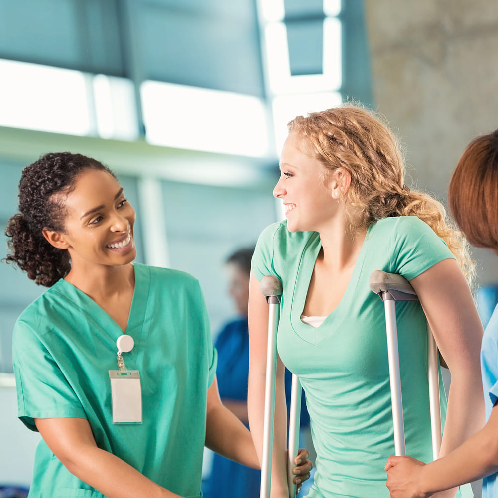 Infirmiere et patiente souriantes