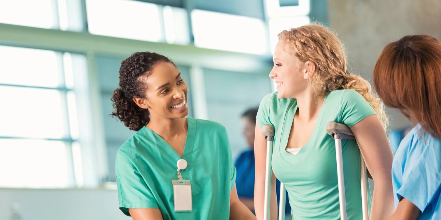 Infirmiere et patiente souriantes