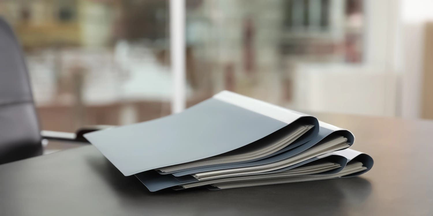 Dossiers sur un bureau