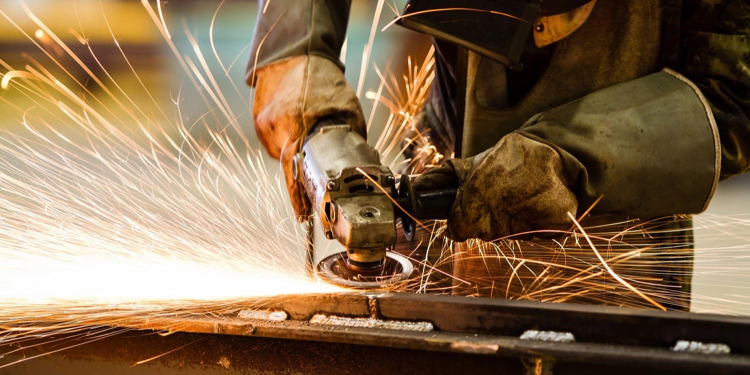 ouvrier scierie etincelles