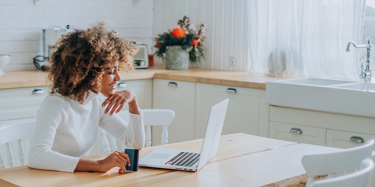 femme devant un ordinateur