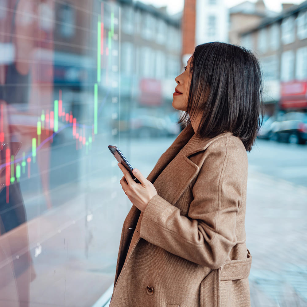 Femme analysant le cours des actions
