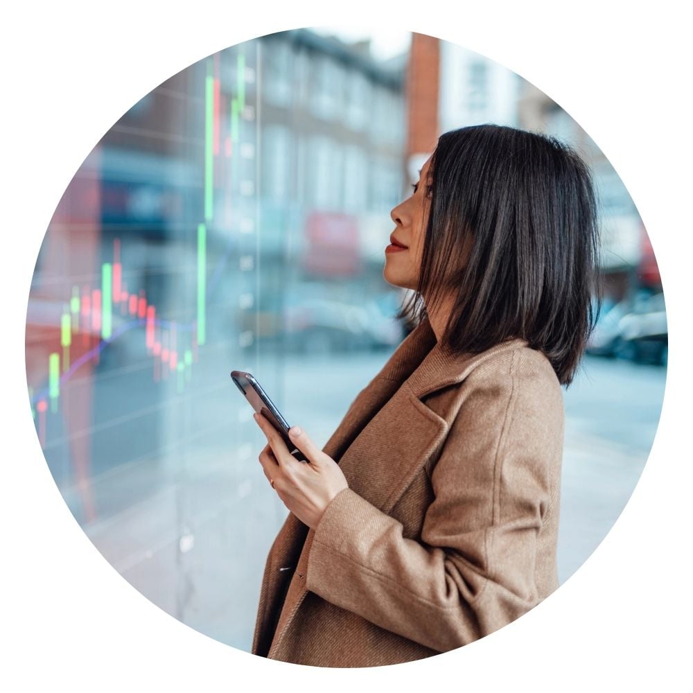 Femme analysant le cours des actions