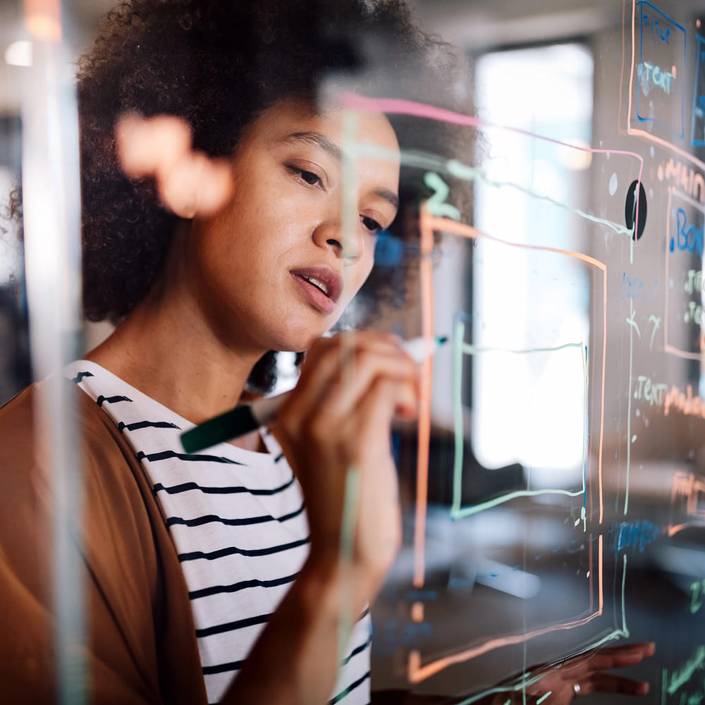 Femme dessinant un plan
