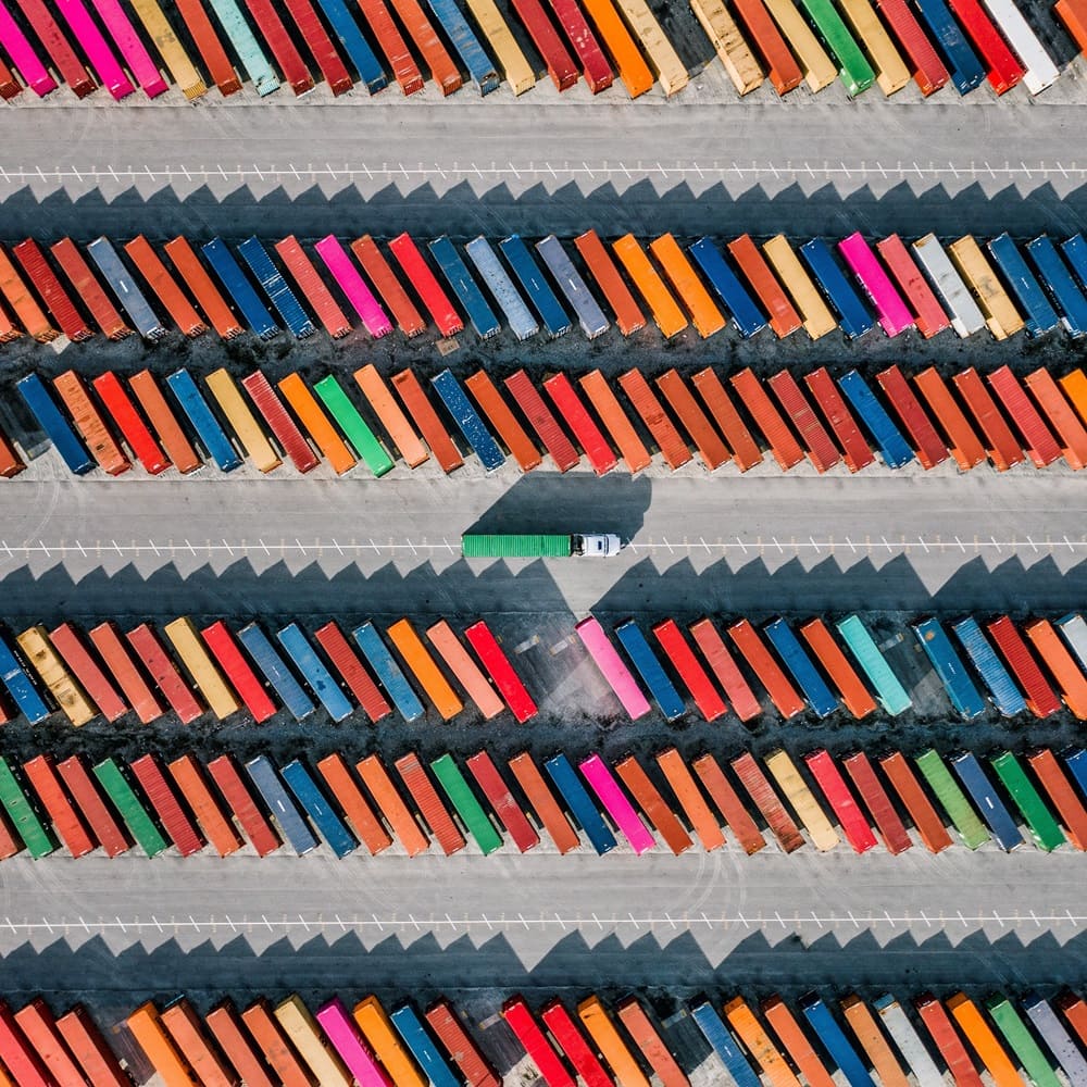 Camion parmi des conteneurs colorés