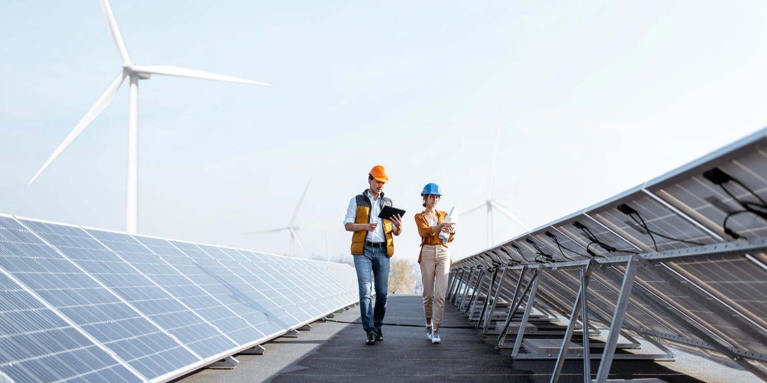 Ingenieurs au milieu de panneaux solaires