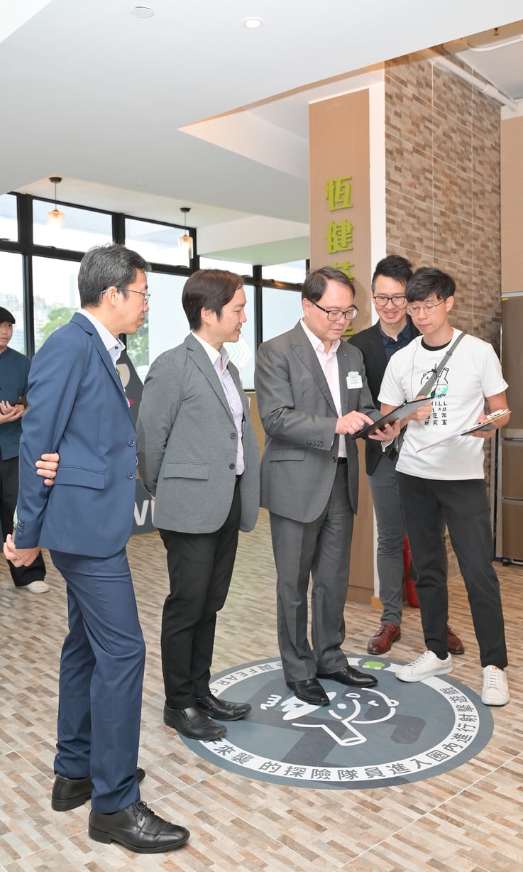 許金桂先生和黃敏信先生先後試玩 AR 小遊戲(1)