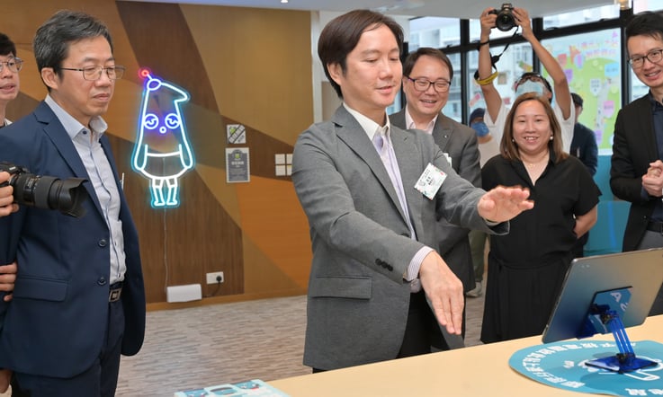 許金桂先生和黃敏信先生先後試玩 AR 小遊戲(2)