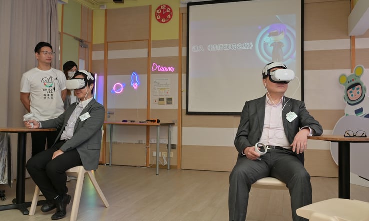 許金桂先生（圖右）和黃敏信先生（圖左）透過 VR 體驗，了解時下青少年面對的情緒難題