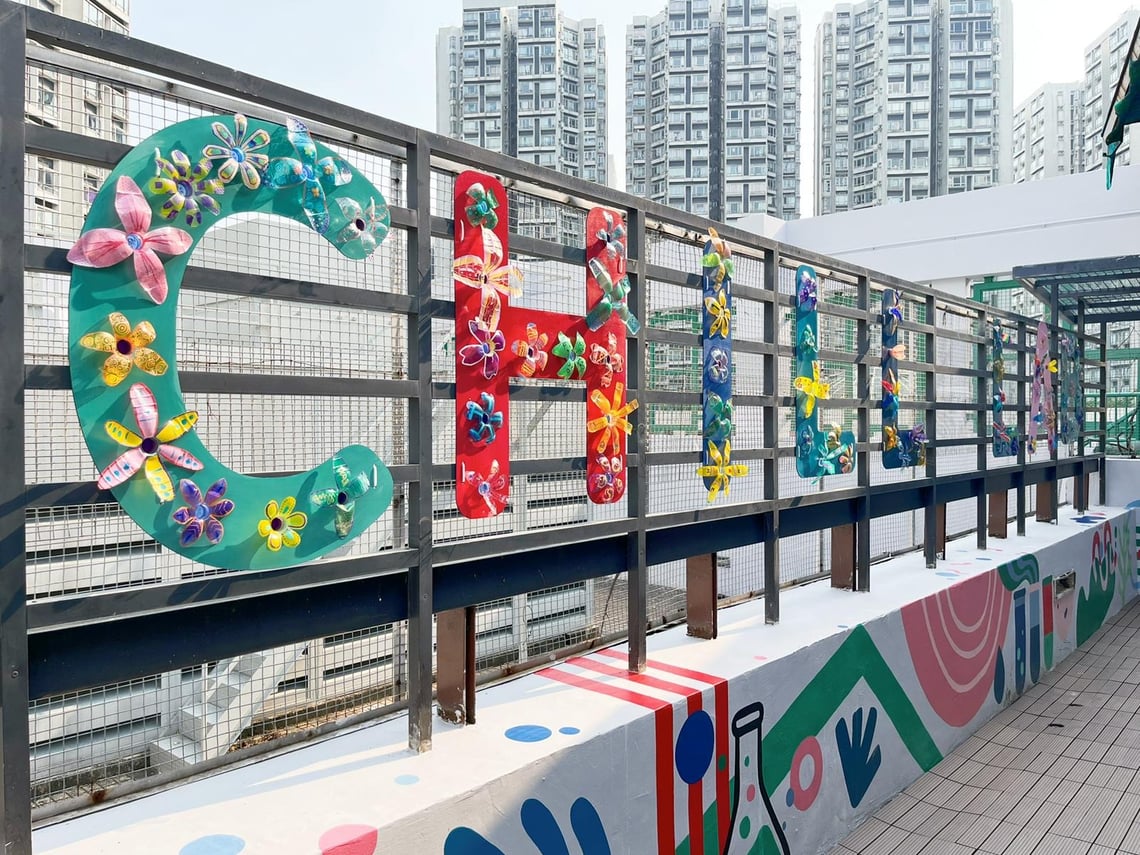 蘇黎世保險（香港）義工團隊使用回收的塑料瓶製作環保手工藝品，裝飾青少年情緒體驗館的露天花園。