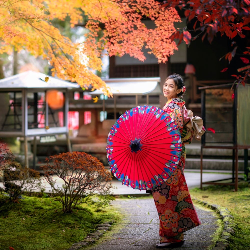 japanese-girl-walk-temple