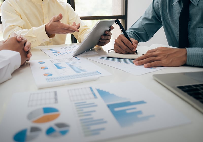 businessmen-teamwork-meeting-to-discuss-the-invest-800x560