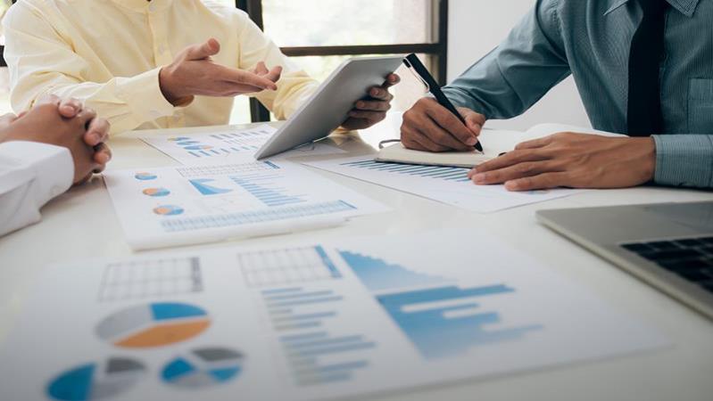 businessmen-teamwork-meeting-to-discuss-the-invest-800x560