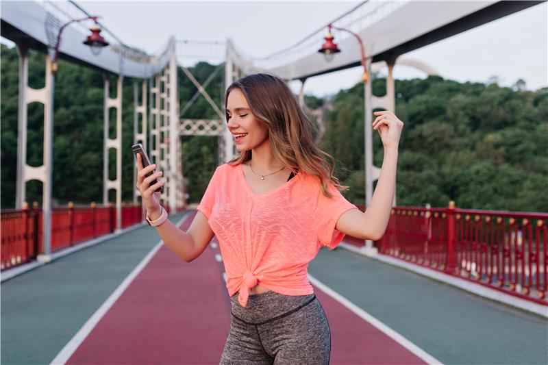 ragazza con telefonino in mano