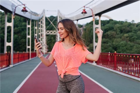 ragazza con telefonino in mano