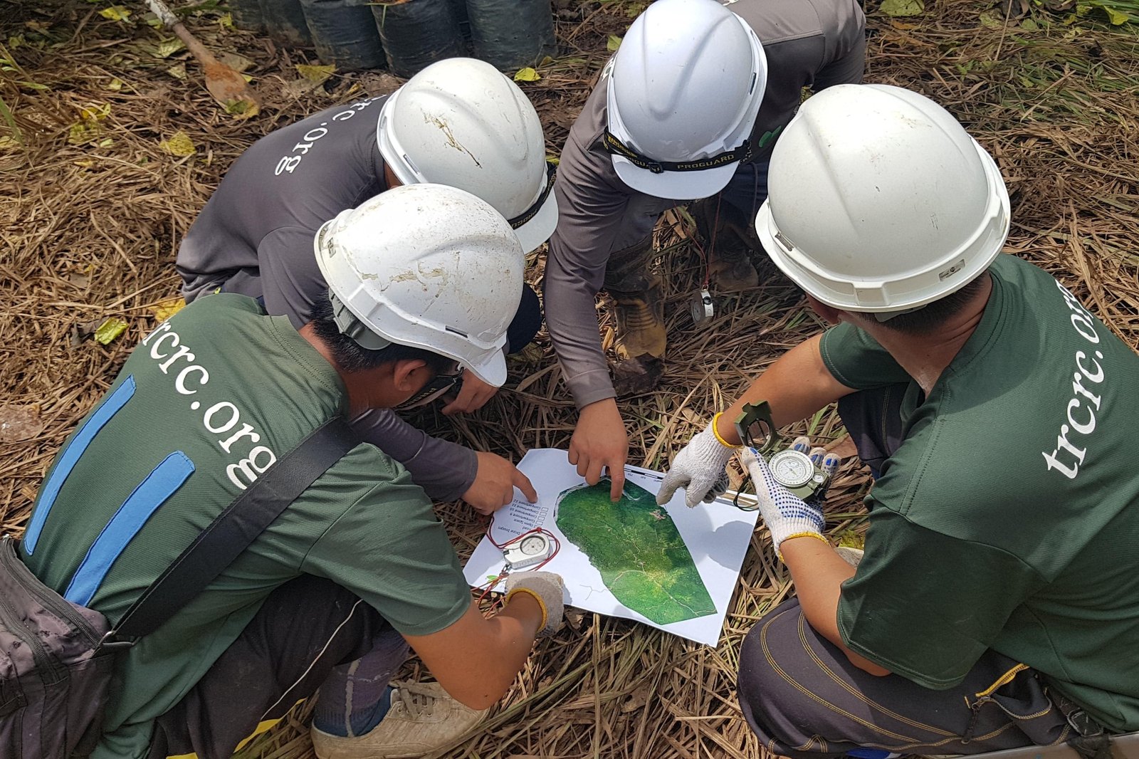 image_Zurich Cares_Pre-planting briefing on suitable planting spots