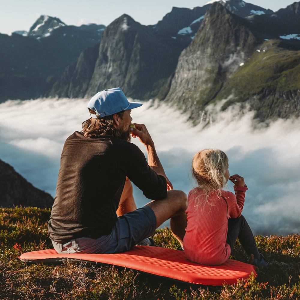 Pai e filha nas montanhas