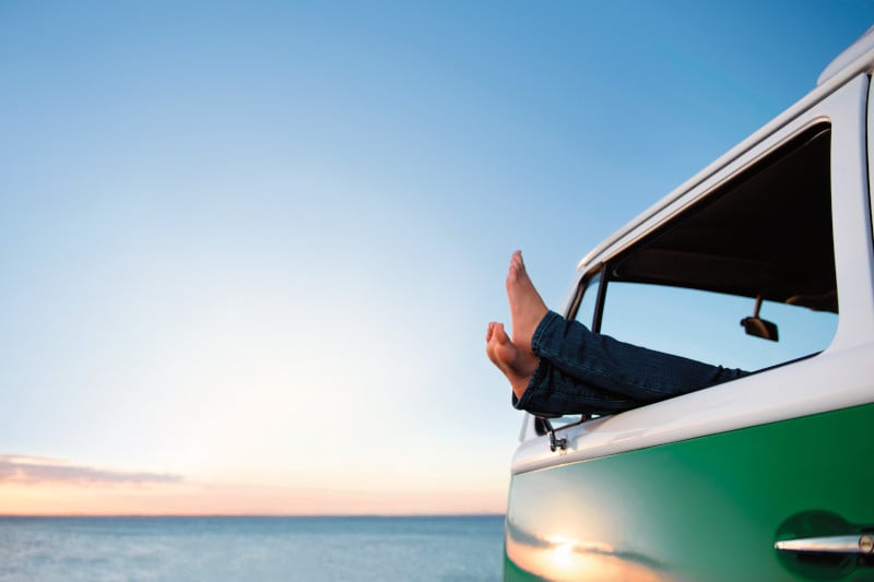 Uma pessoa a relaxar numa caravana
