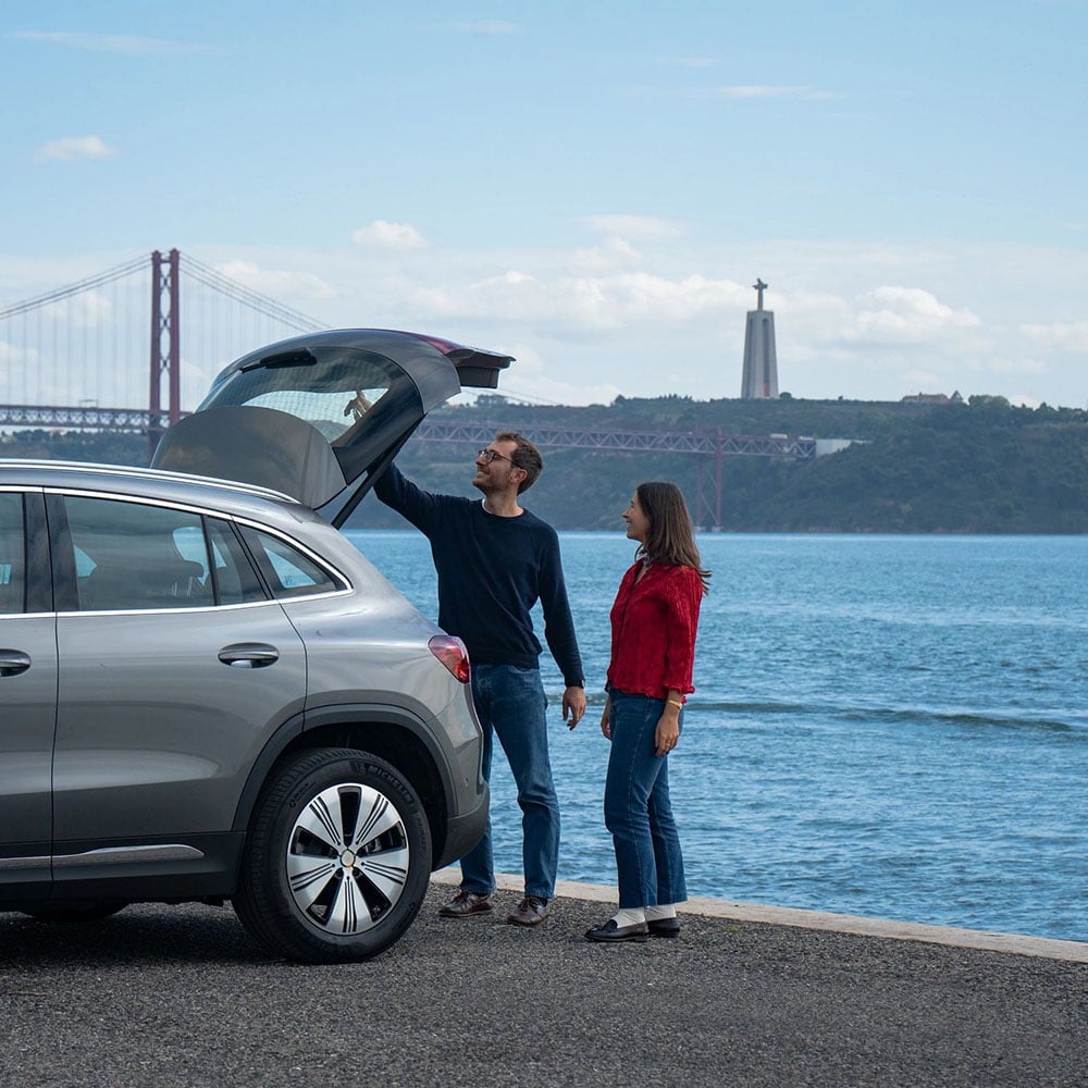 Zurich Auto. Casal junto ao rio Tejo