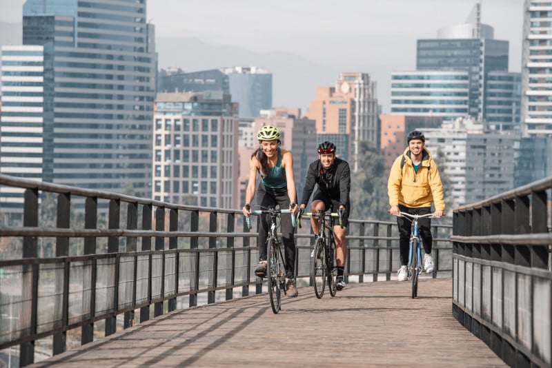 Três pessoas a andar de bicicleta
