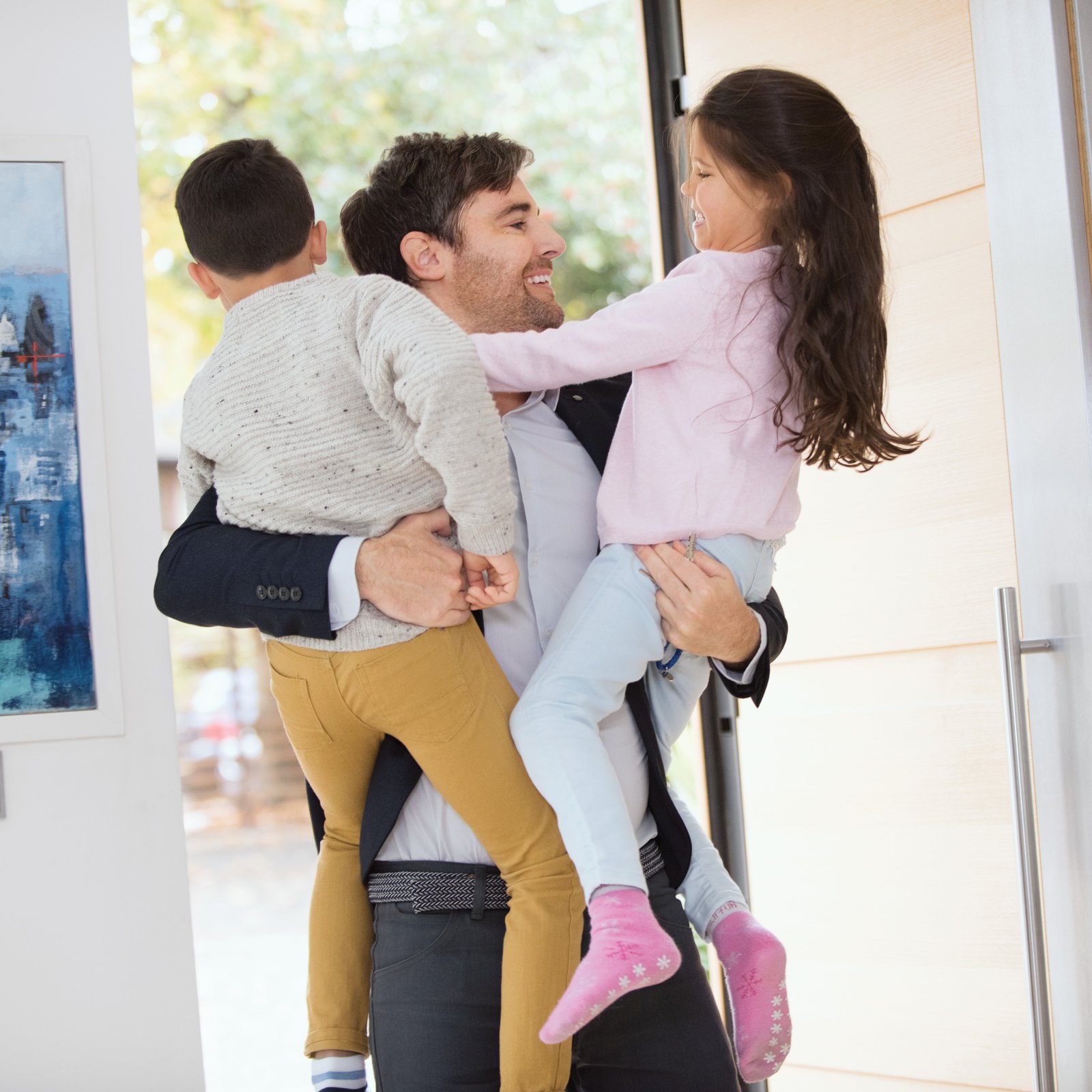 Pai com filhos ao colo