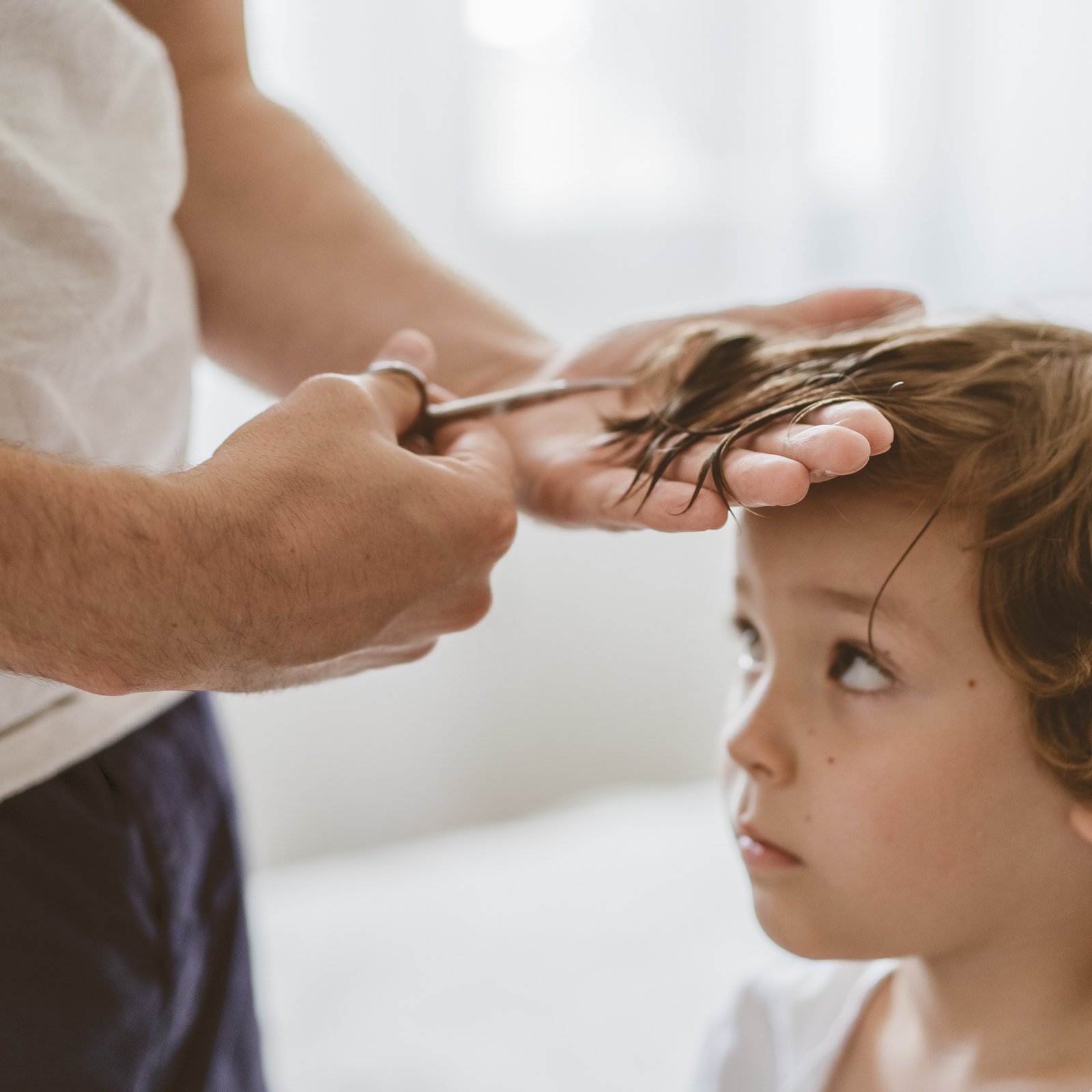 Criança a cortar o cabelo