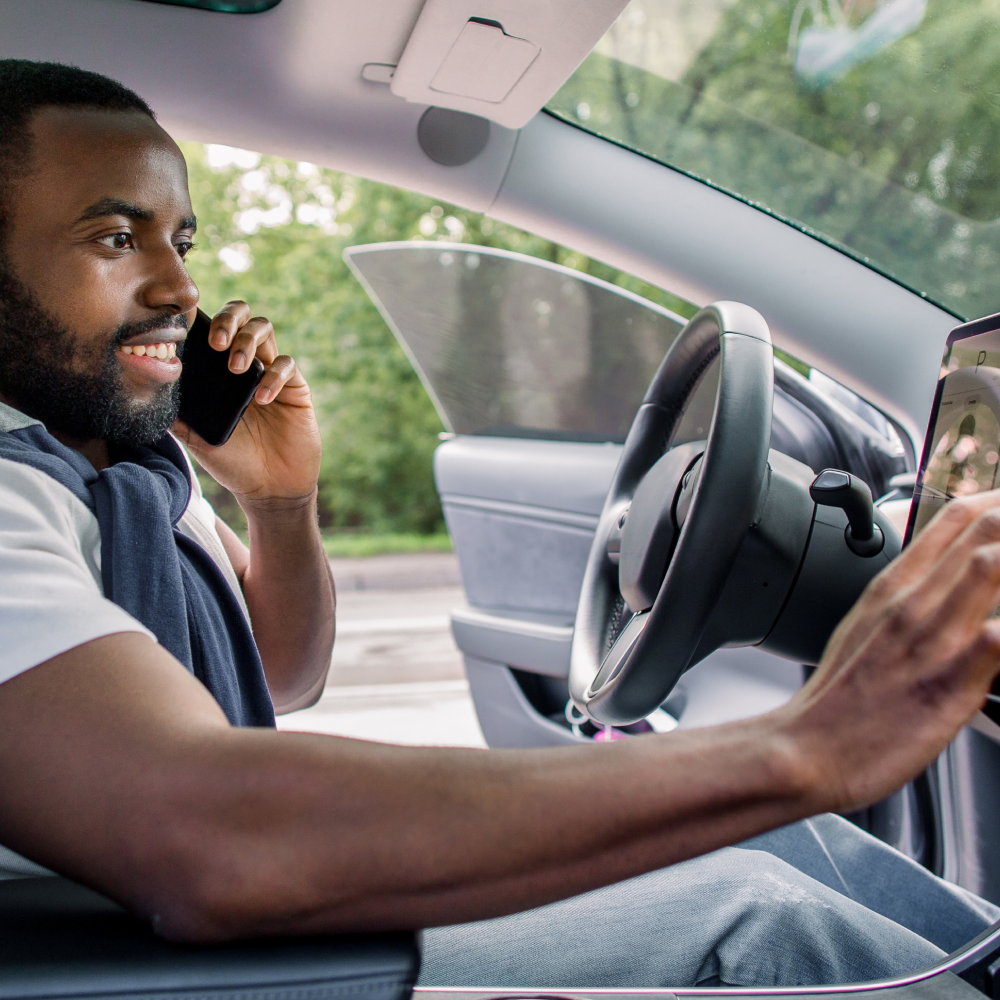 Homem com carro imobilizado