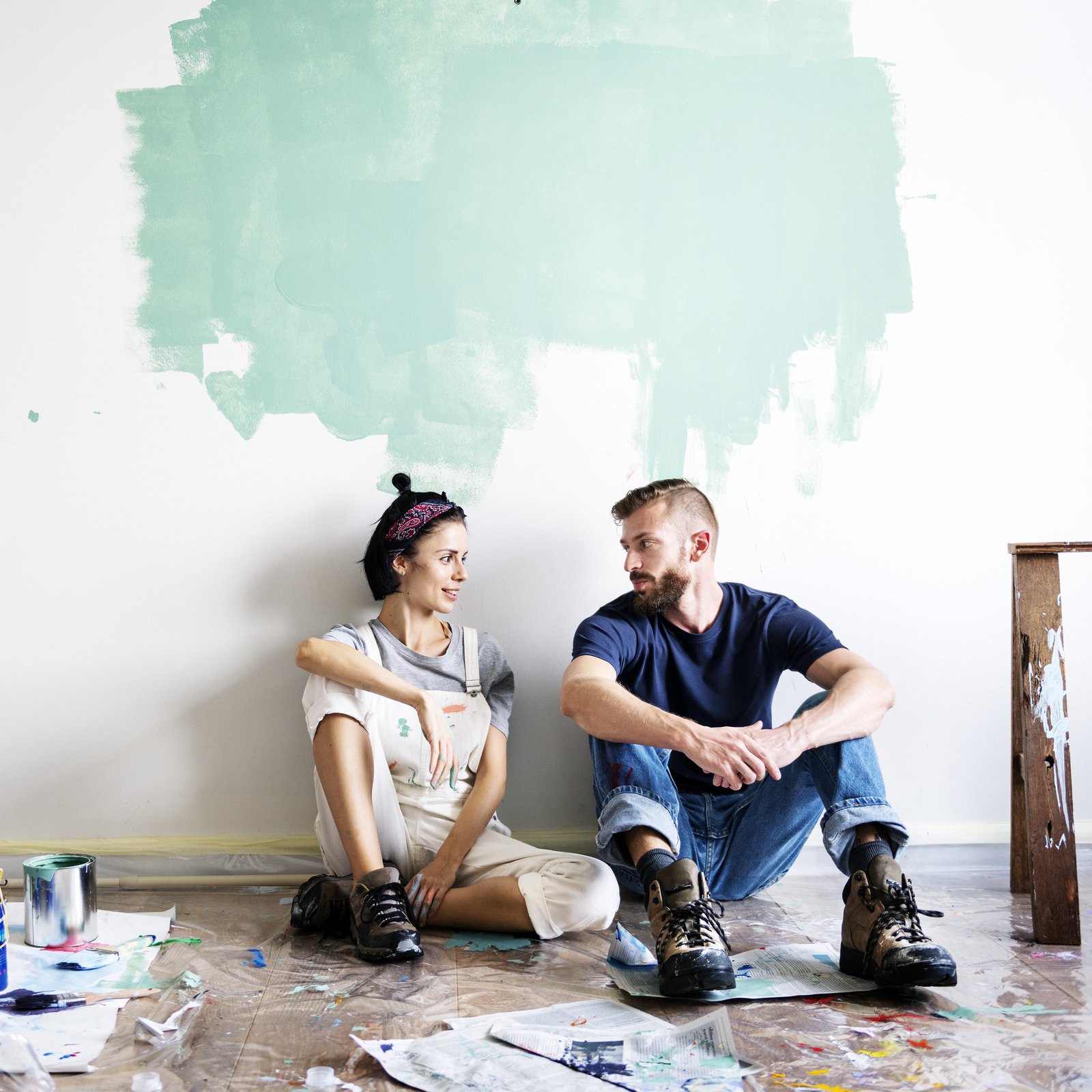 Casal a pintar parede