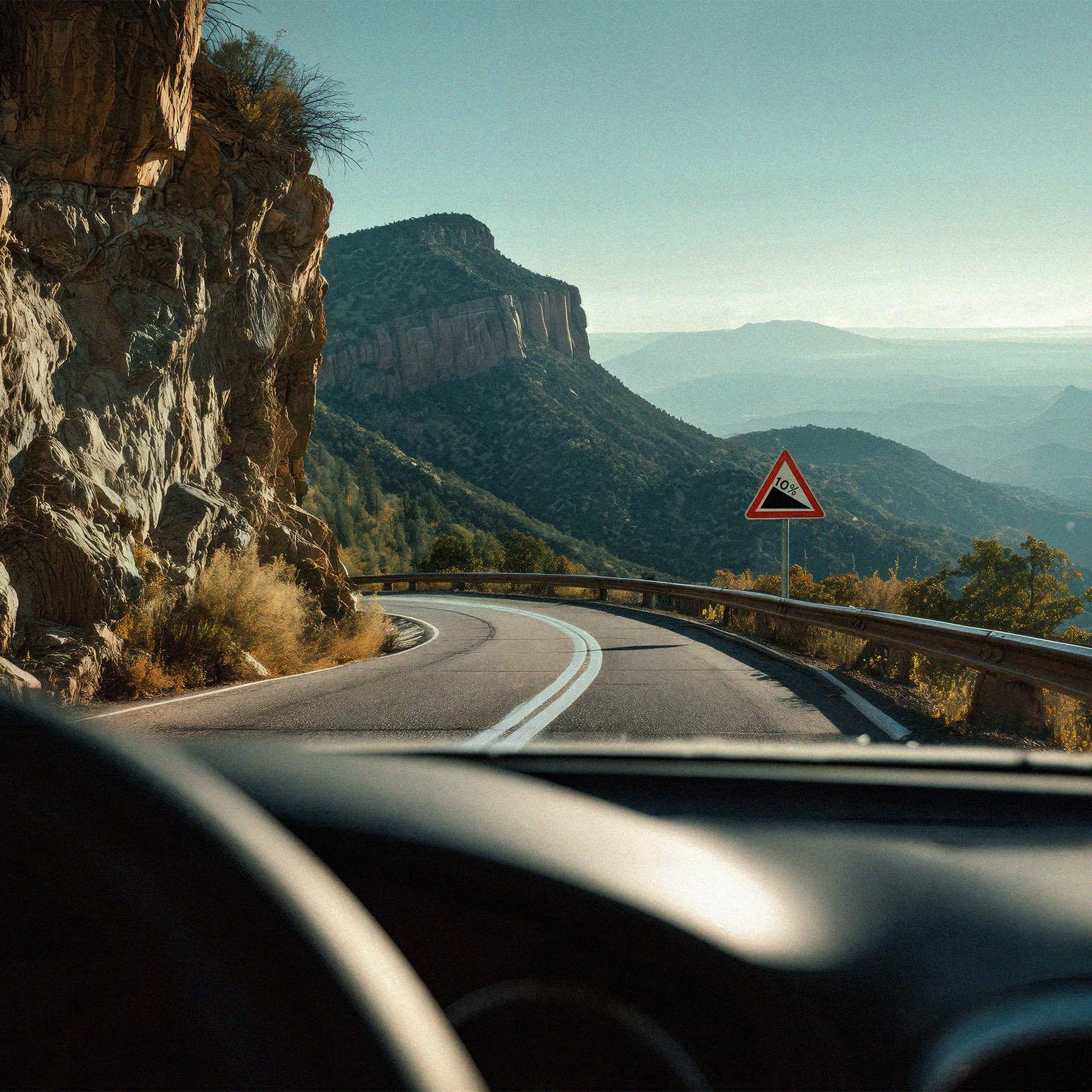 Imagem de uma montanha vista da estrada