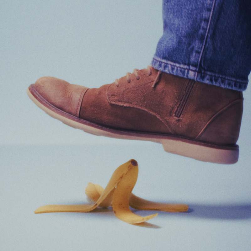 Pé a escorregar numa casca de banana
