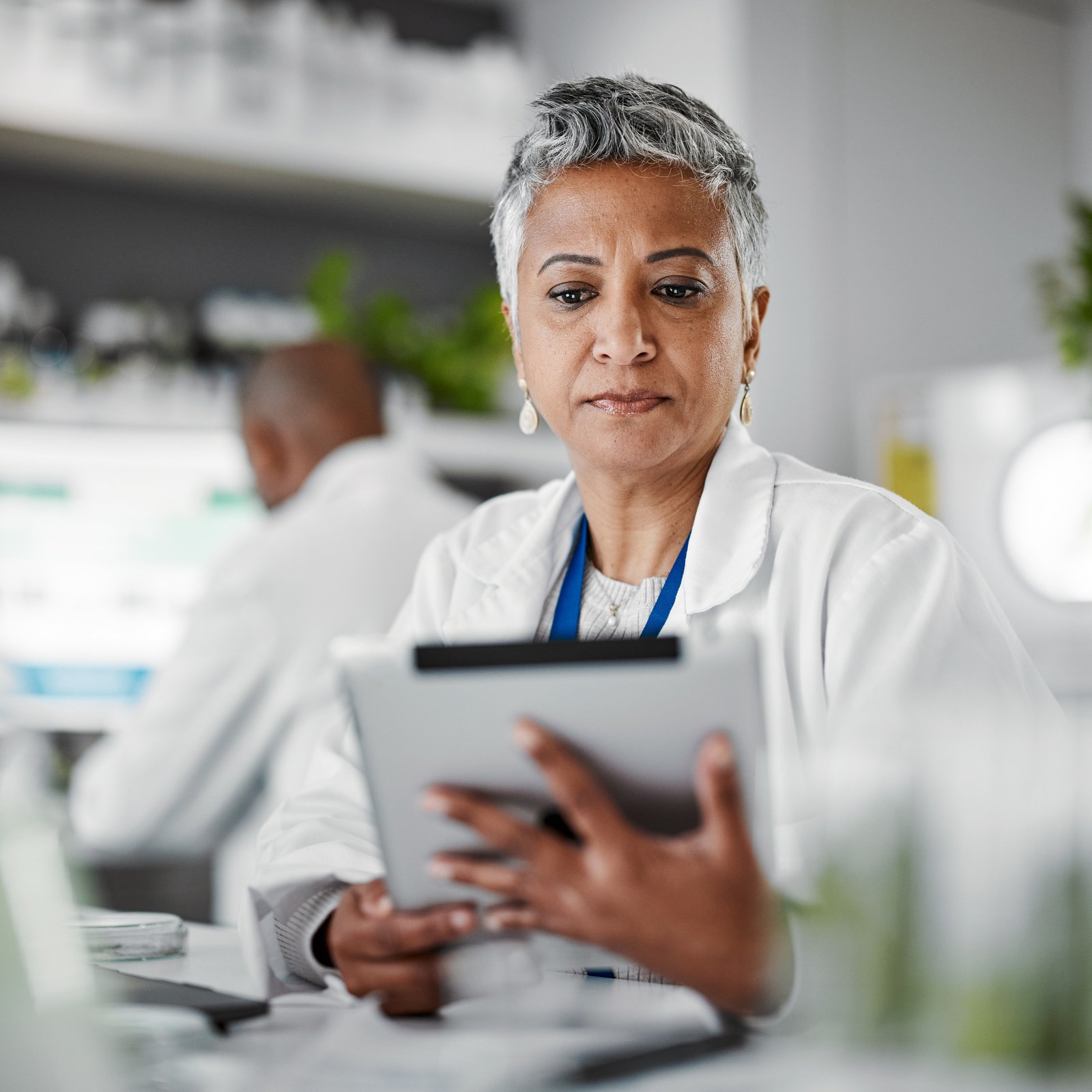 Médica com ficha de paciente na mão