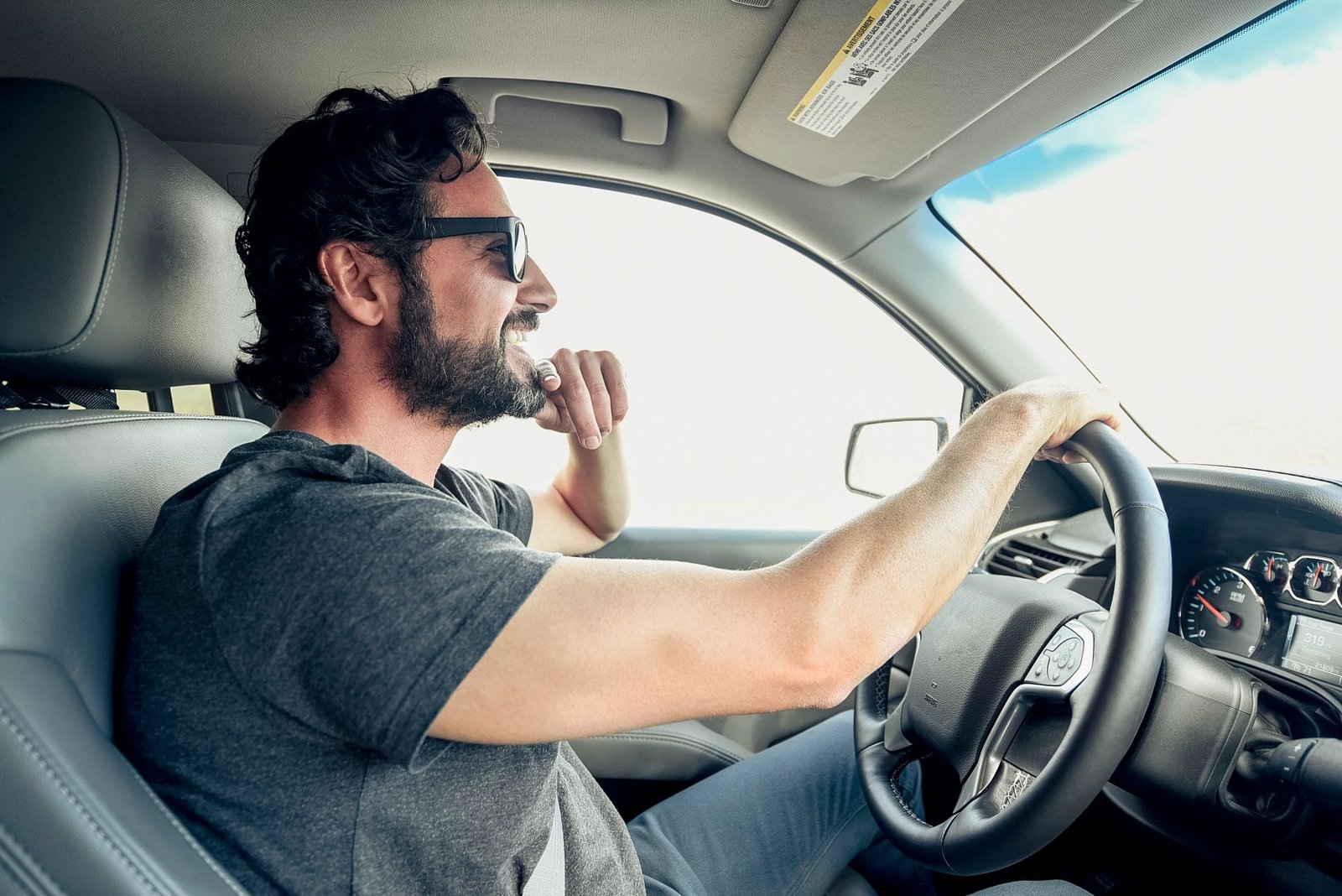Homem ao volante de um carro