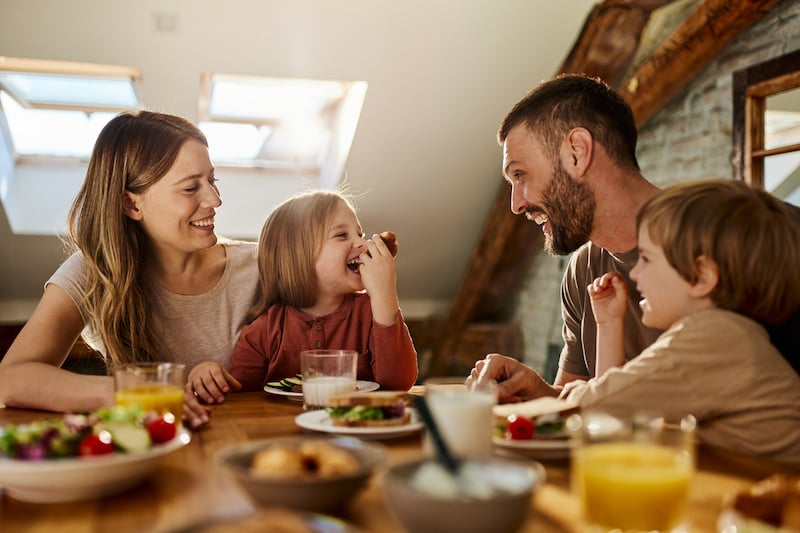 Família a tomar o pequeno-almoço
