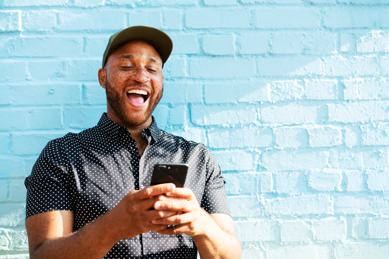 sorriso homem rapaz smartphone