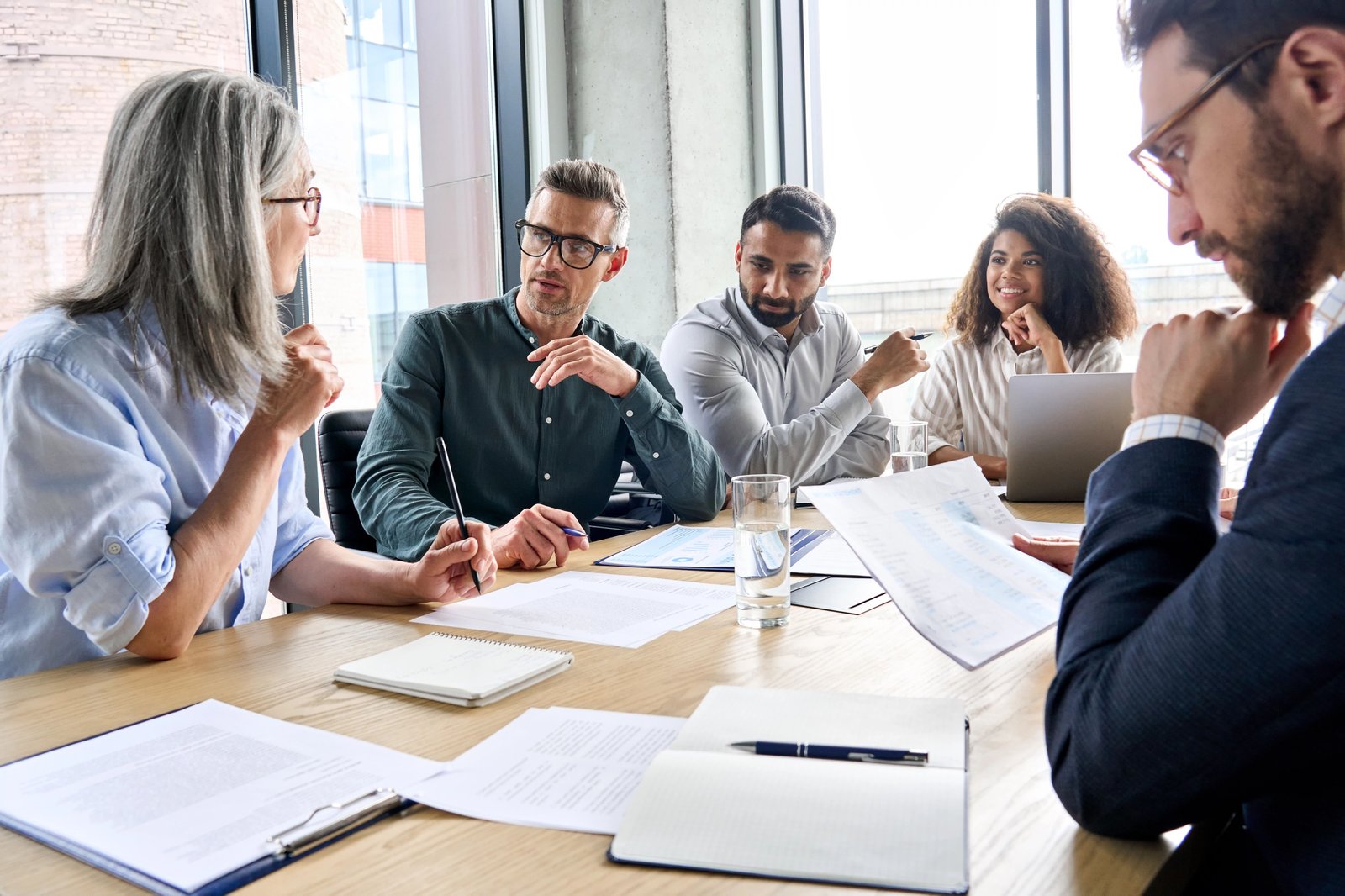 People discussing business continuity in a boardroom 