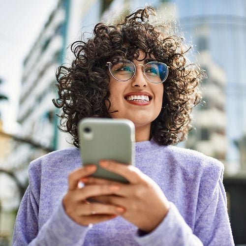 Glückliche Frau mit Smartphone