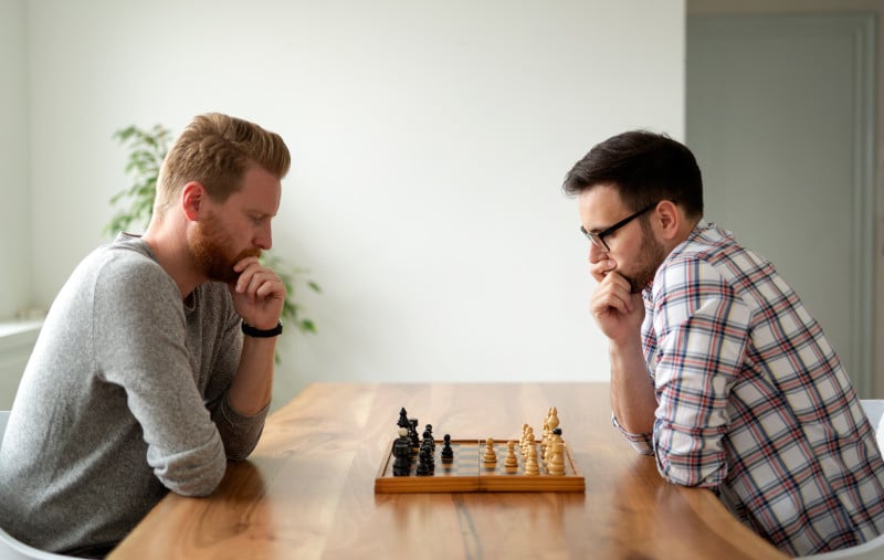 zwei Männer spielen Schach
