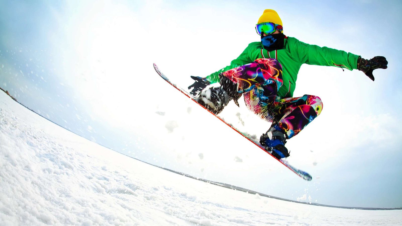 Snowboarder springt über eine kleine Chance.