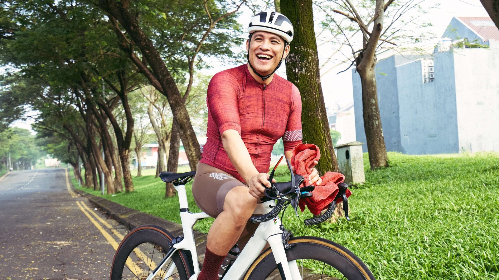 Mann im roten Dress fährt mit E-Bike