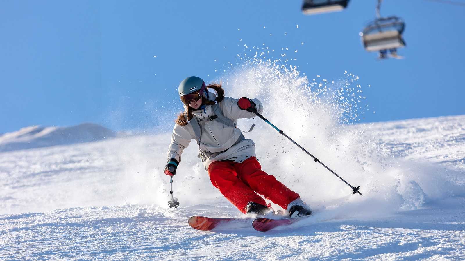 Dame fährt rassant Ski.