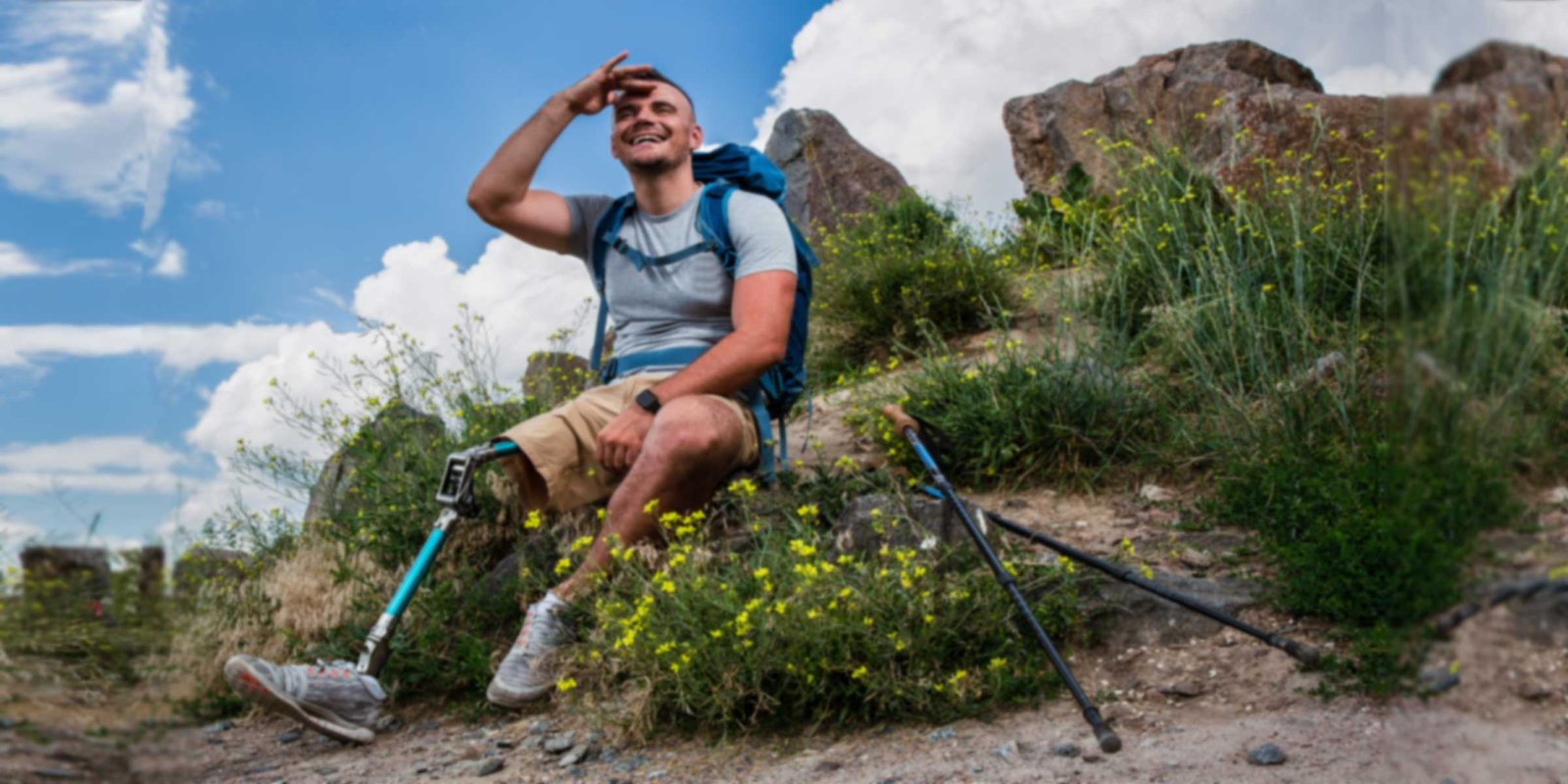Ein beinamputierter Mann geht mit seiner Prothese wandern