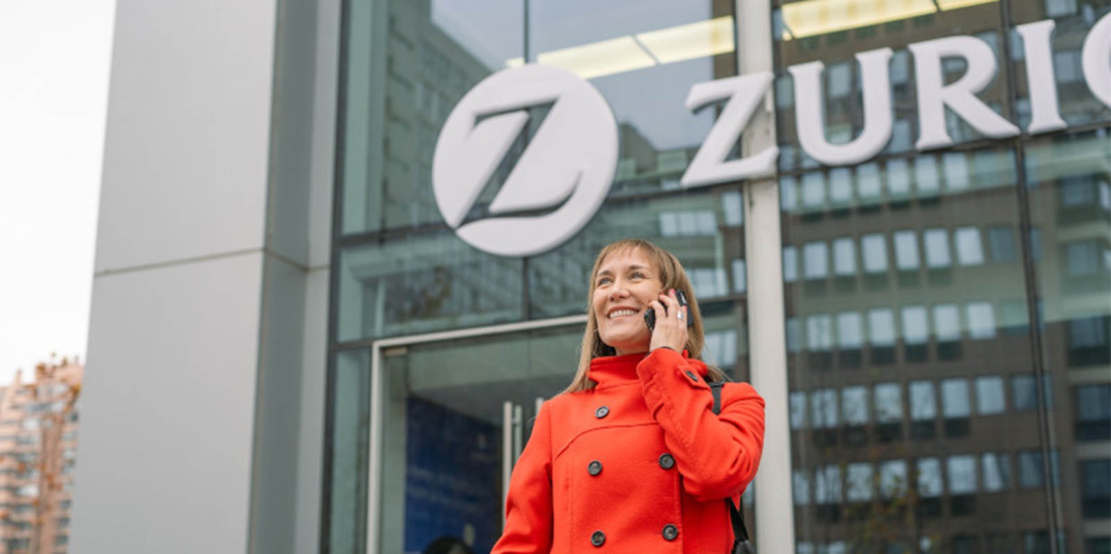 Dame steht vor Zulassungsstelle