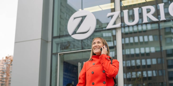 Dame steht vor Zulassungsstelle