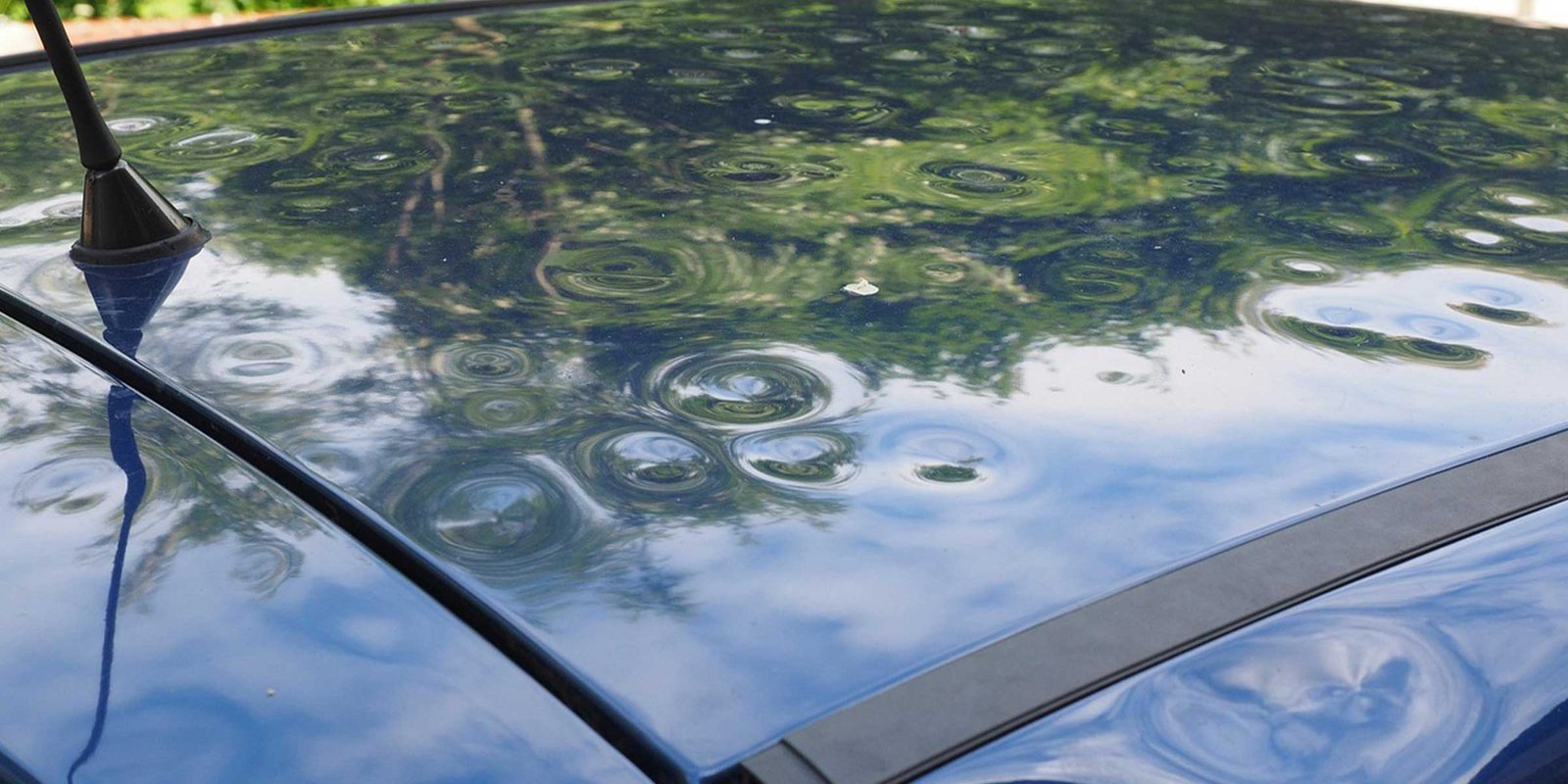 Hagelschaden an einem Autodach.