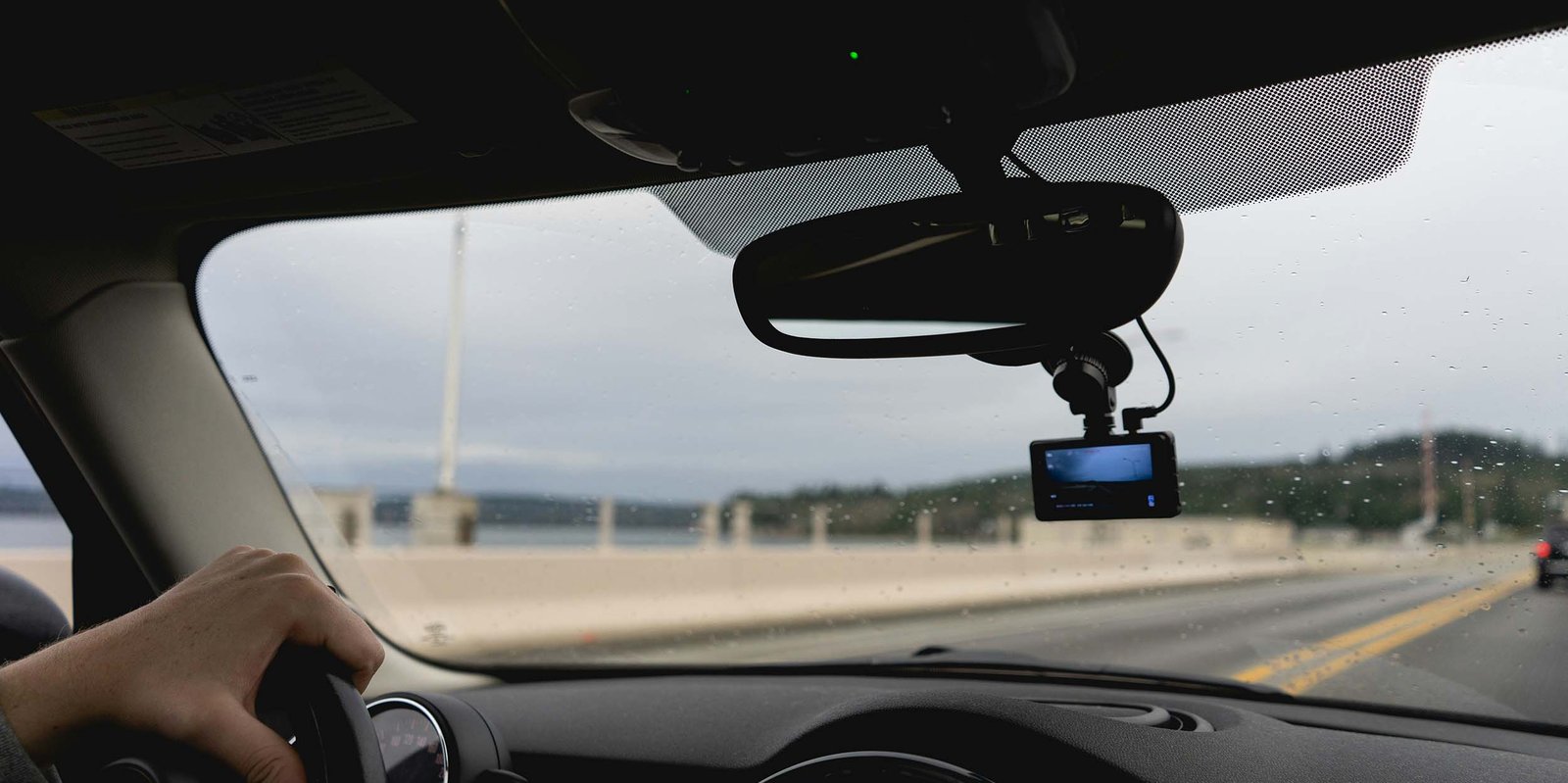 eine Dashcam ist an der Windschutzscheibe montiert